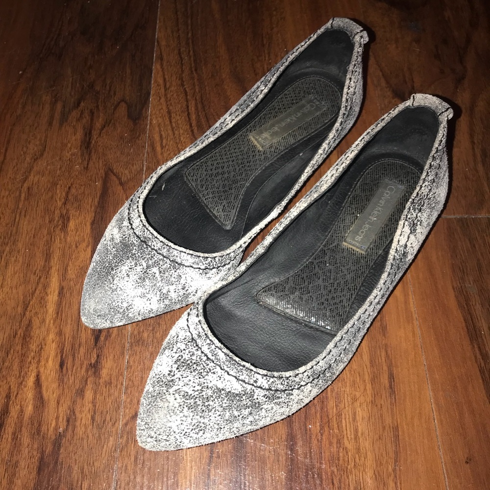 ✨Like New✨ Calvin Klein Distressed Pointed Flats